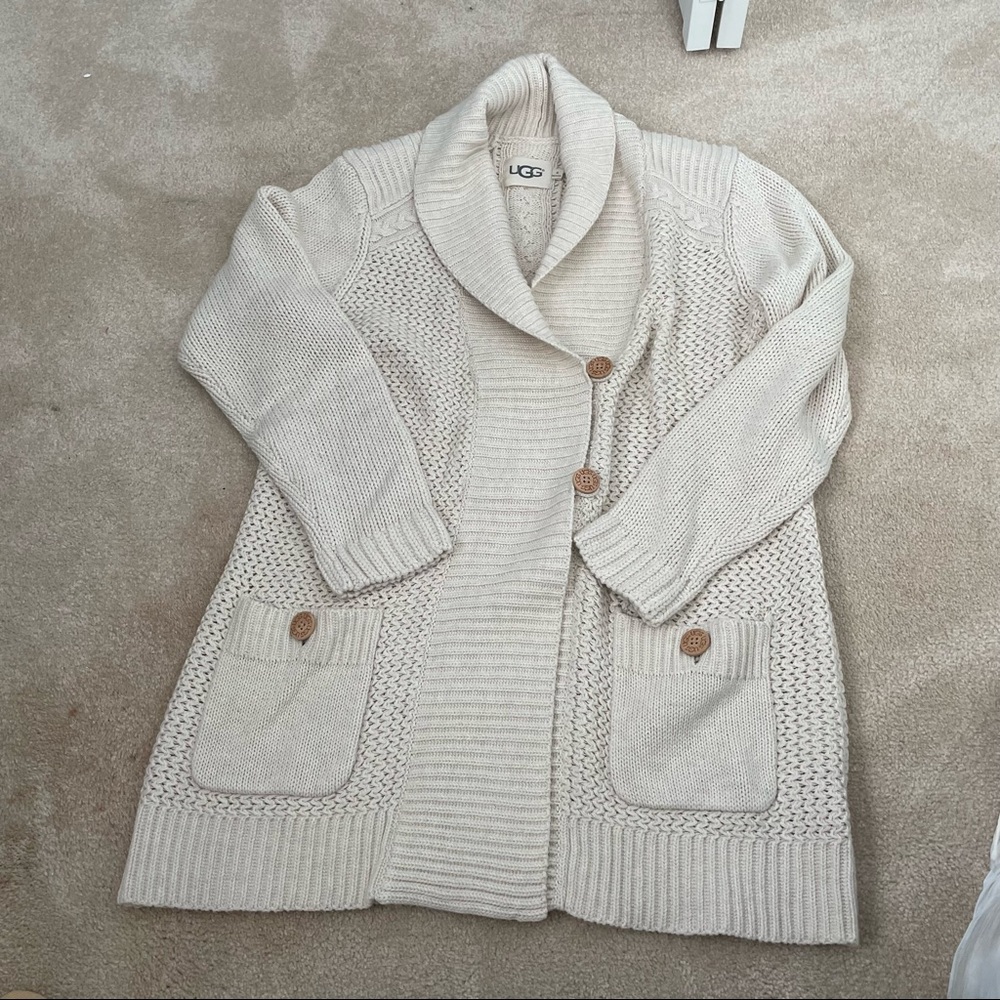 Ugg cable sweater button with two front pockets